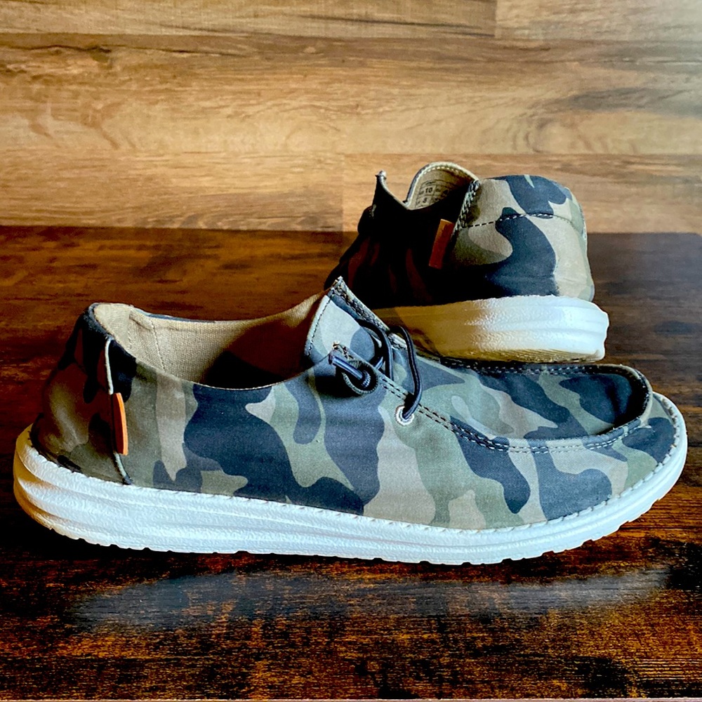 Womens Camo Hey Dude Size 10